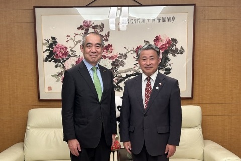 （左から）大谷大学一楽学長と薛剣中華人民共和国駐大阪大使級総領事