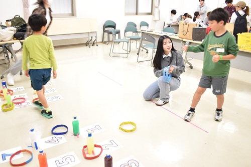 輪投げに熱中している様子