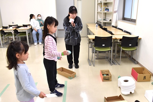 ゲームにチャレンジしている様子