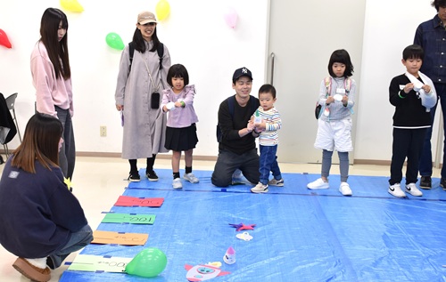 ロケットを飛ばしている様子