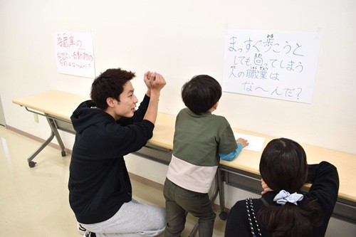 クイズに挑戦している様子