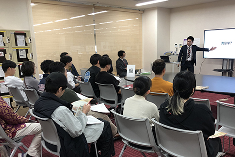 熱心に聴き入る学生たち