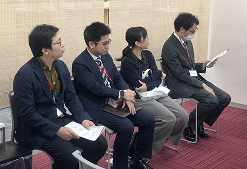 学生からの質問に応じる登壇者