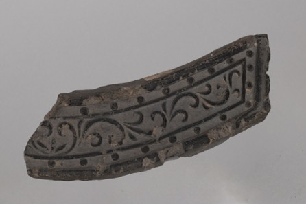 ▲乙訓寺出土軒平瓦片（大谷大学博物館）