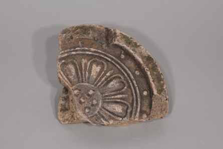 ▲平安宮跡出土軒丸瓦片（大谷大学博物館蔵）