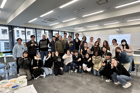 作ったお念珠を着けての集合写真