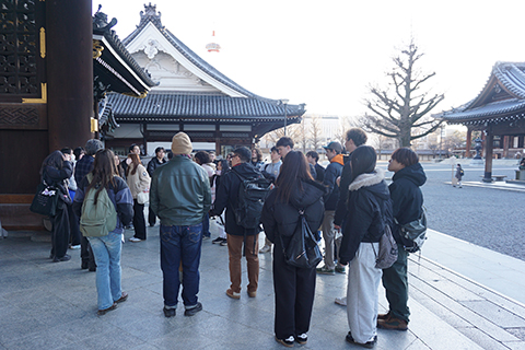 参拝案内の様子①（御影堂門前）