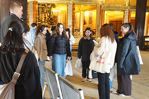 参拝案内の様子②（阿弥陀堂)