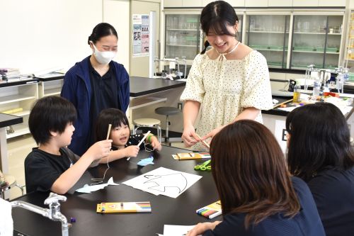 当日の様子（科学の力で魚釣り・葉脈作り！）