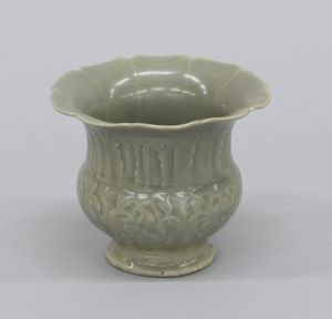 青磁刻花　牡丹文輪花尊 （北宋時代・11世紀）