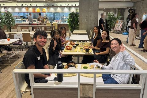 学生食堂で食事をしている様子