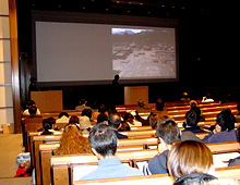 映像を駆使した講演風景　写真