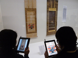 「iPad博物館ガイドシステム」体験の様子