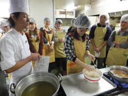 学内食堂の調理場をお借りしました