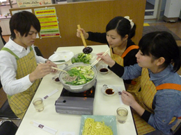 本学学生を対象とした食育講座の様子（2011年12月実施）