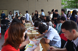 学生スタッフが丁寧に説明