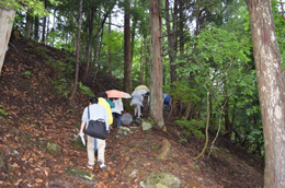 観音堂への道中<急勾配な崖道>