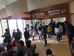 子どもたちとゲームで交流