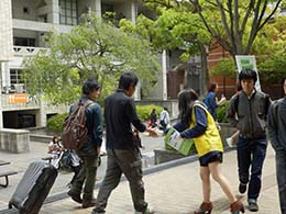 大谷大学ロゴ入りのオリジナル付箋と禁煙呼びかけ等のチラシを配布