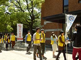 学内を巡回しマナー向上を呼びかけ