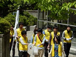 学内を巡回しマナー向上を呼びかけ