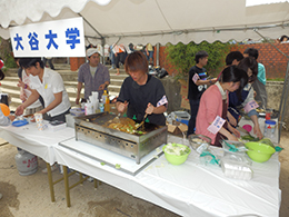 慣れた手つきで焼きそばを調理