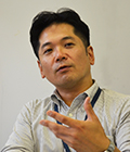 近松　誉　氏