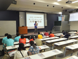 イベント紹介を行う辻井潤さん（人文情報学科第3学年