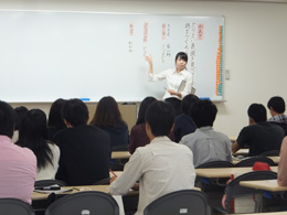 模擬授業を行う第4学年の高橋さん