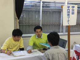 学内団体コーナーの馬渕さん（右）と樋口さん（左）