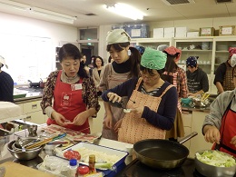 調味料の量り方を教わる