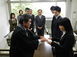 高橋会長より一人ひとりに授与