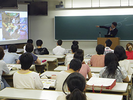 幼児教育保育科の模擬授業（冨岡量秀准教授）