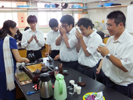 烏龍茶の試飲の様子