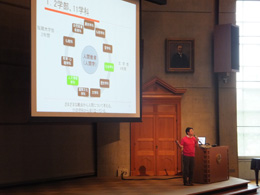 入学センター長村山先生による大学説明