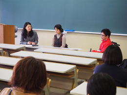 在学生による学び紹介の様子（中央：中さん／右：河前さん）