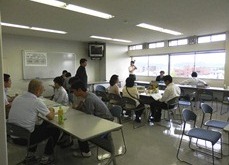 学科別「教員との懇談会場」の様子