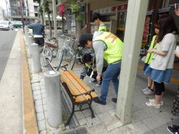 学外でのゴミ拾いの様子