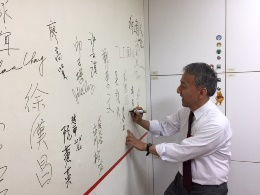 署名の様子（台北キャンパス）