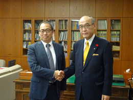 谷本石川県知事と握手を交わす木越学長