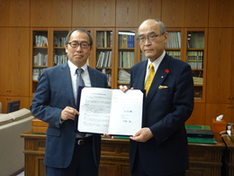 谷本石川県知事と協定書を手に取り記念撮影