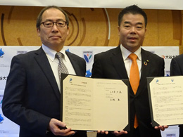 三日月滋賀県知事と協定書を手に取り記念撮影