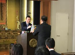 石間氏より記念品贈呈