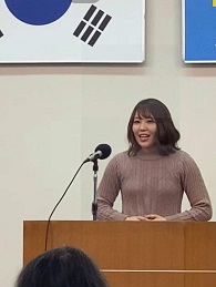 韓国語でスピーチする佐藤汐莉さん