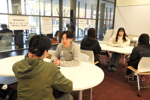 後輩と就活について話す学生の様子