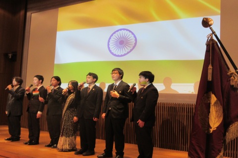 本学在学生によるインド国歌（タゴール作）の披露