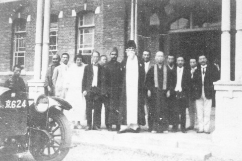 100年前の記念写真（タゴール氏：中央の一番背の高い男性）