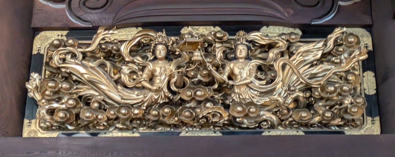 東本願寺御影堂の欄間に見られる天女
