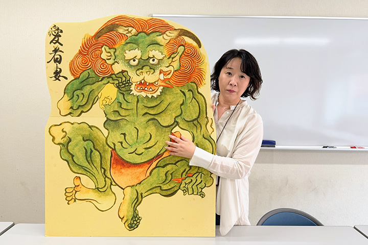 博物館展示パネルと佐藤先生