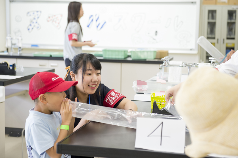 「おおたにキッズキャンパス」で子どもたちと交流する新部さん